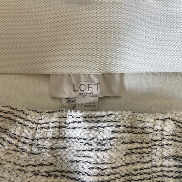 Loft A-line elastic waistband white with black skirt - Picture 3 of 3